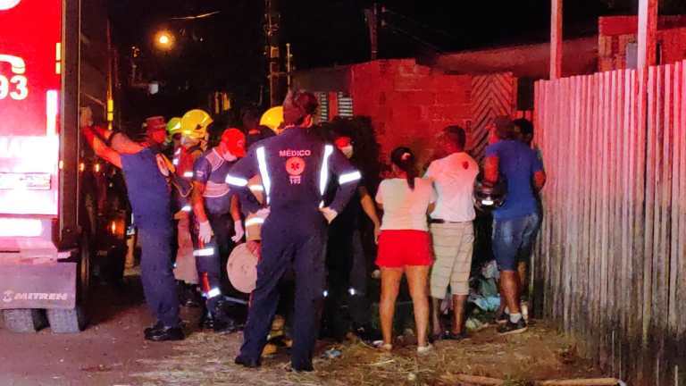 Três crianças morrem carbonizadas em casa após mãe sair para beber