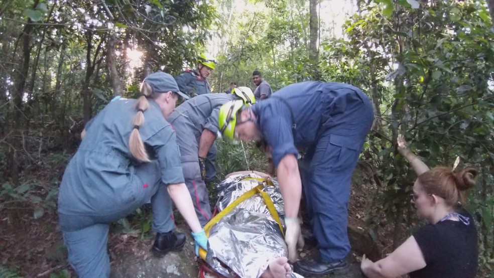 Jovem sobrevive após cair em barranco de quase 20 metros durante trilha