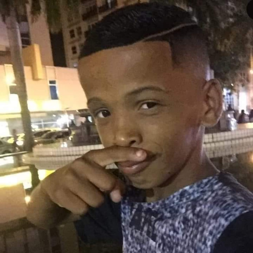 Kallebe, criador do 'bigodin finin', e amigo são sepultados no RJ 