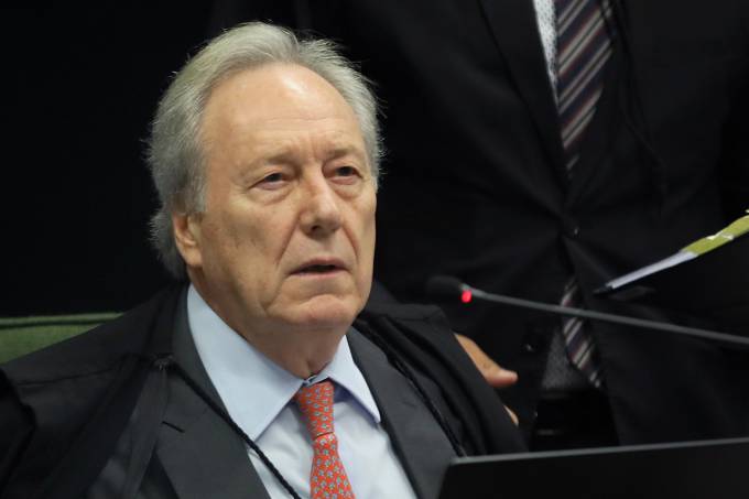 STF nega pedido de afastamento de Pazuello