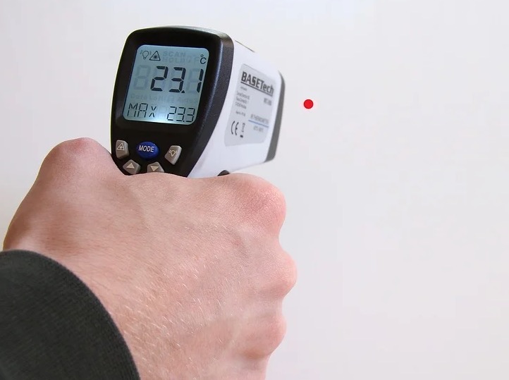 Medição de temperatura pela testa não causa danos à saúde, diz Anvisa