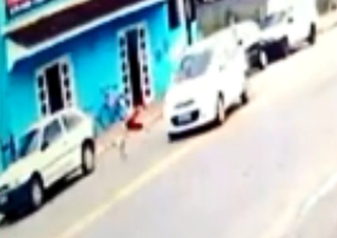 Vídeo: criança é atropelada por carro e sai andando após acidente 