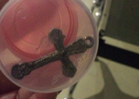 Menino de 2 anos faz cirurgia para retirar crucifixo que engoliu