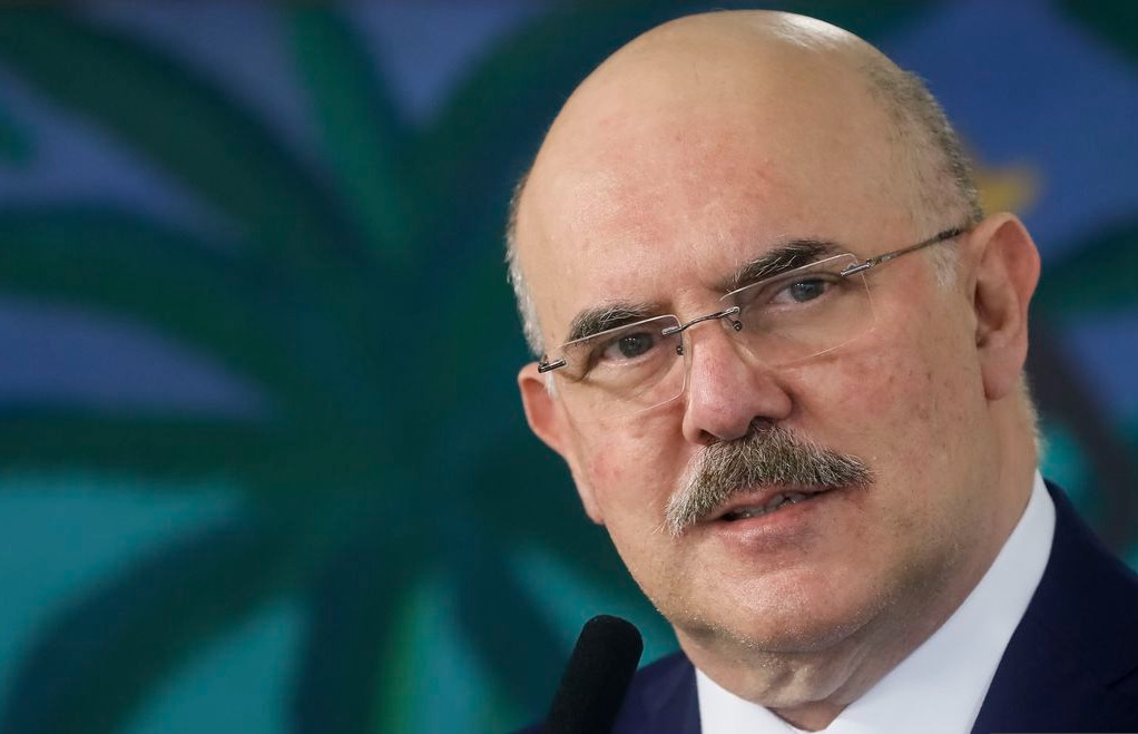 Ministro da Educação diz que por ele aulas voltariam amanhã