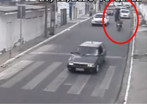 Motociclista sofre acidente após ser atingido por tampa de caixa d’água