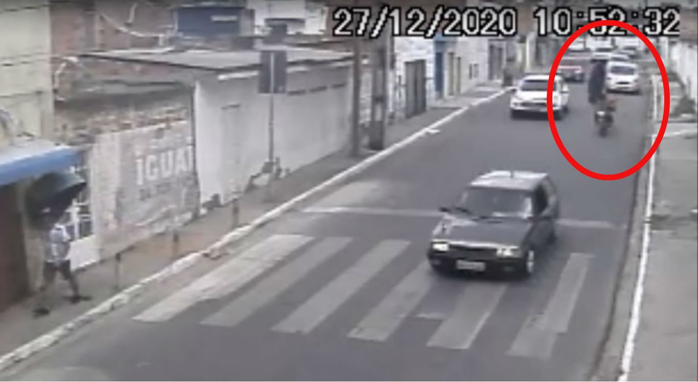 Motociclista sofre acidente após ser atingido por tampa de caixa d’água