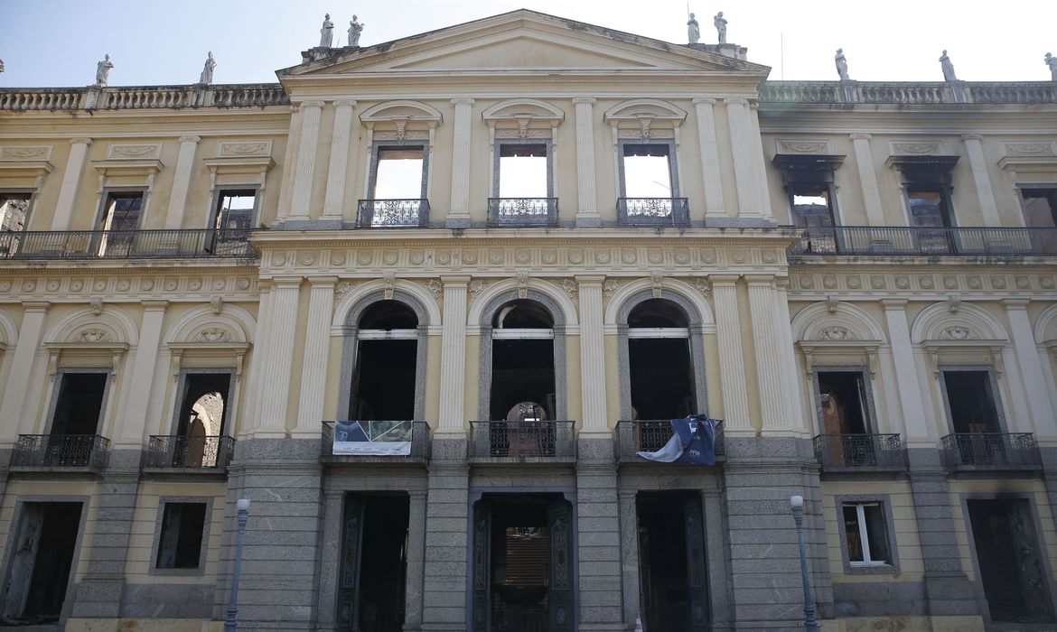 Ministro da Educação se compromete a ajudar o Museu Nacional
