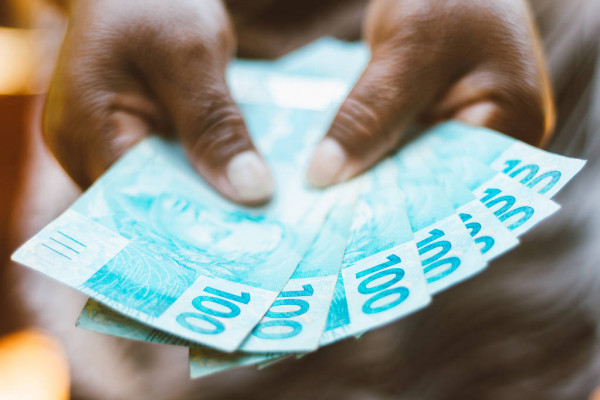 Negros que trabalham em ONGs ganham 27% a menos que brancos, diz estudo