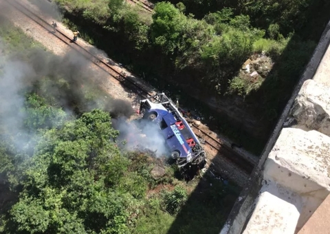 Ônibus despenca de viaduto em Minas Gerais