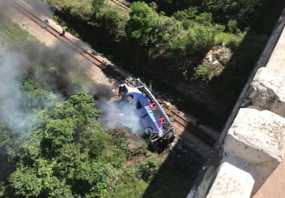 Ônibus despenca de viaduto em Minas Gerais