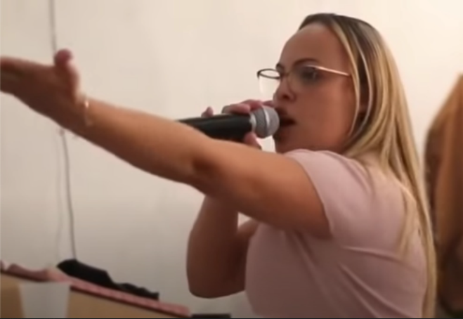 Vídeo: Pastora diz em live que mãe tem que 'meter a mão na cara' do filho