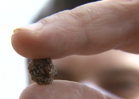 Menina de 3 anos coloca pedra no nariz e quase fica sem respirar 