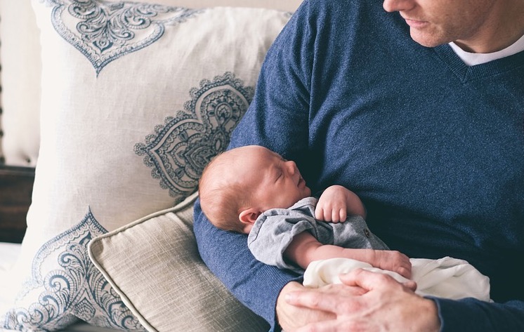 Homem que finge pobreza, mas ostenta luxo deve pagar pensão alimentícia