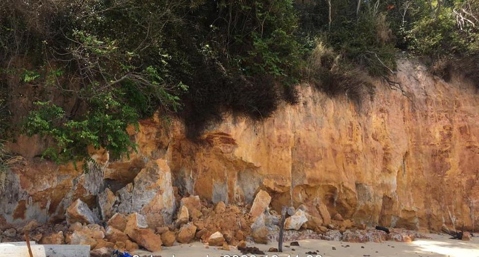 Falésia que matou família volta a desabar na Praia da Pipa