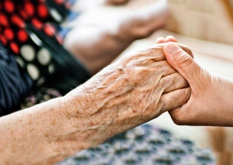 Confira telefones para cadastro da vacinação de idosos acamados em Manaus