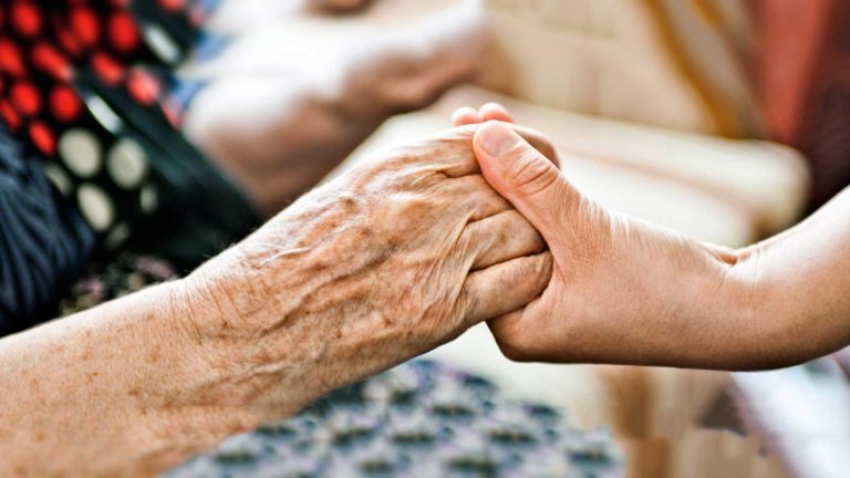 Confira telefones para cadastro da vacinação de idosos acamados em Manaus