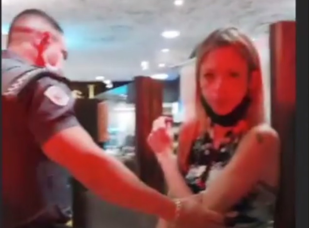 Mulher que ofendeu funcionários de padaria em SP se torna ré