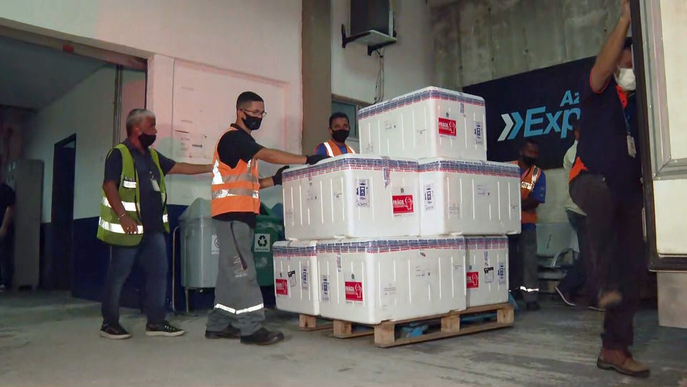 Atrasado, último avião com doses da Coronavac chega ao Rio de Janeiro