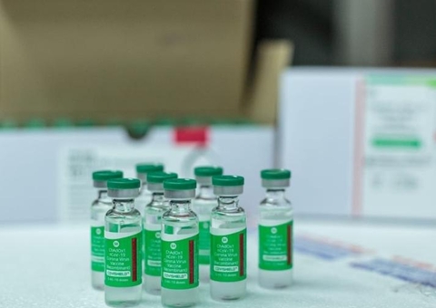 Brasil recebe insumo para produzir 2,8 milhões de doses da vacina de Oxford