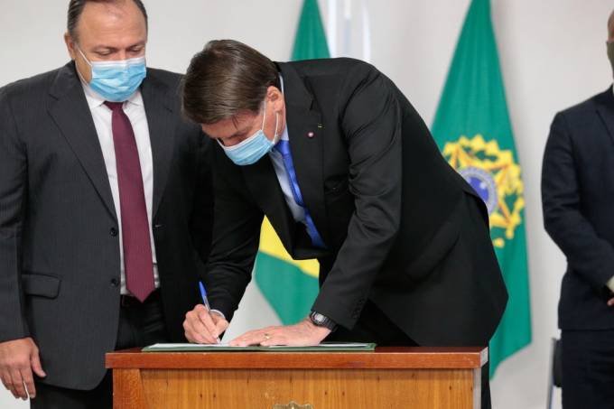 Bolsonaro faz carta à India pedindo urgência no envio da vacina de Oxford