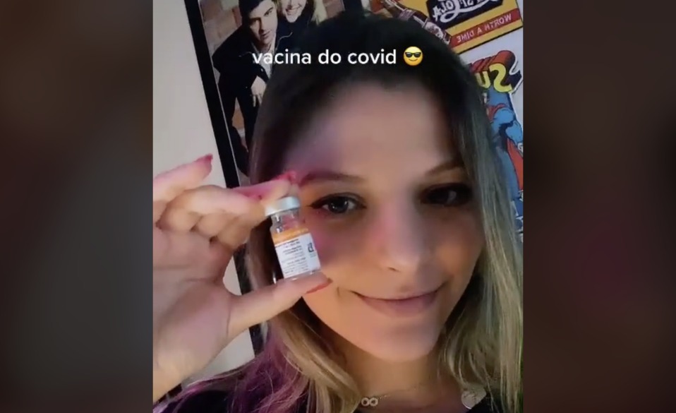 Filha de ex-prefeito causa polêmica ao exibir frasco de CoronaVac