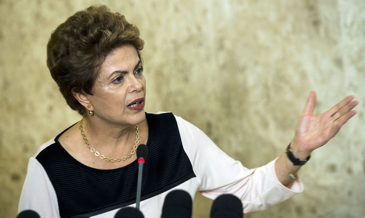 Ex-presidente Dilma Rousseff lamenta casos de feminicídio durante Natal