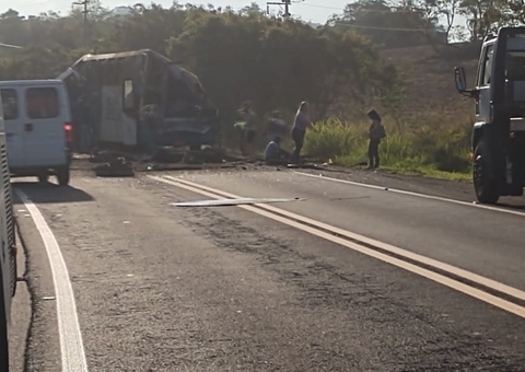Mais de 20 pessoas morrem em acidente entre ônibus e caminhão
