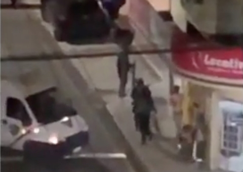 Criminosos usaram fuzil capaz de derrubar helicóptero em assalto a banco 