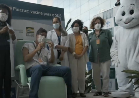 Infectologista é o primeiro vacinado no Brasil com as AstraZeneca