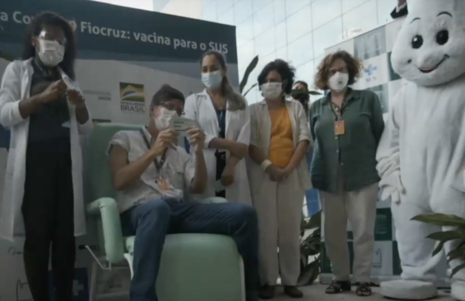 Infectologista é o primeiro vacinado no Brasil com as AstraZeneca