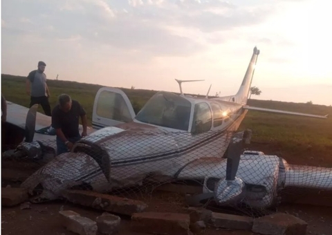Duas pessoas ficam feridas após avião bater contra cerca de aeroporto