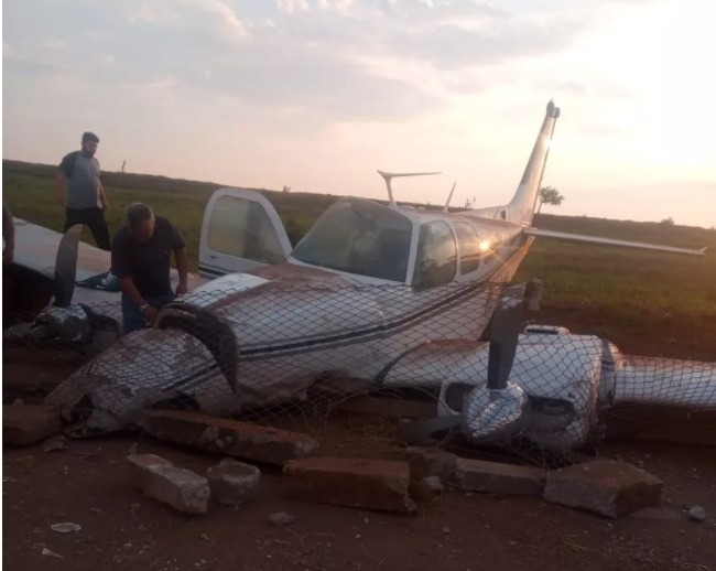 Duas pessoas ficam feridas após avião bater contra cerca de aeroporto