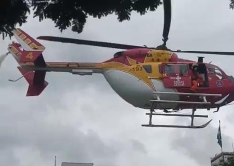 Bebê tem corpo queimado após irmão derramar mamadeira com leite quente nele