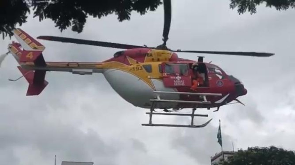 Bebê tem corpo queimado após irmão derramar mamadeira com leite quente nele