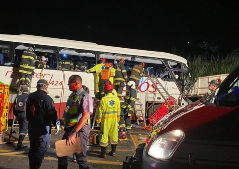 Sete pessoas morrem e mais de 30 ficam feridas em acidente com ônibus em SP