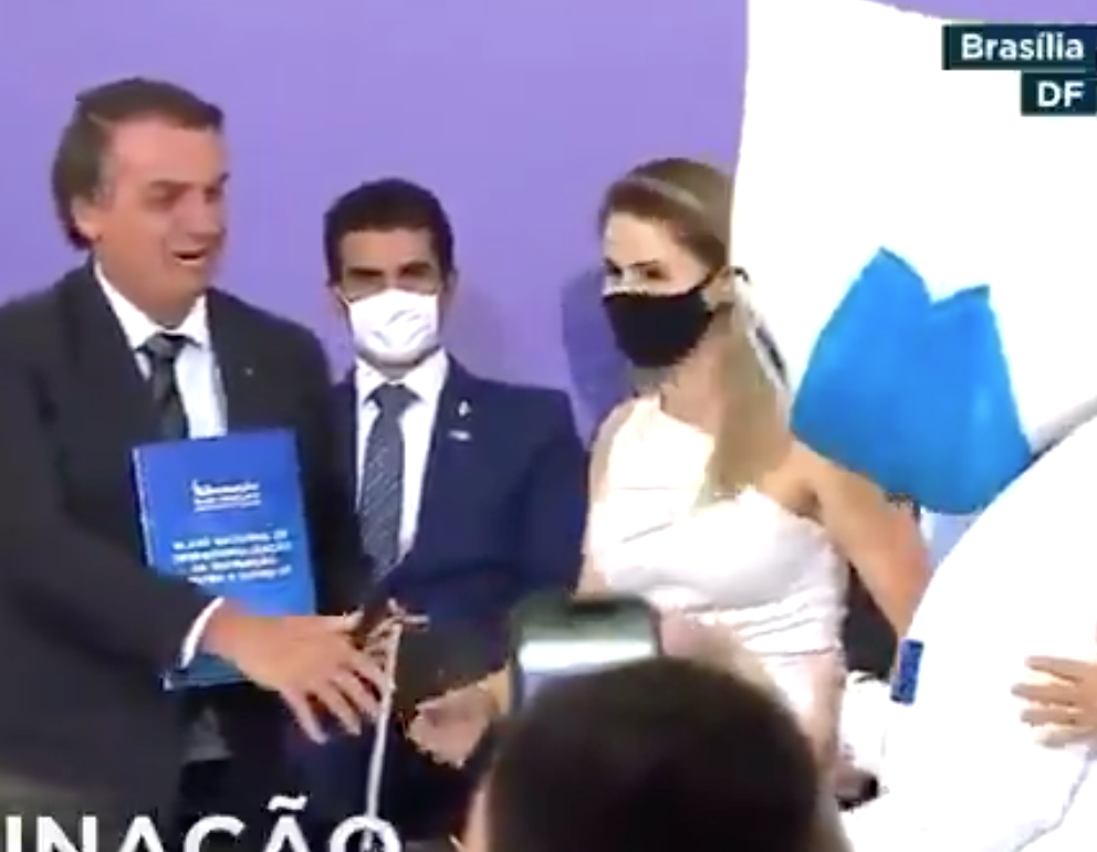 Vídeo: Zé gotinha recusa aperto de mão de Bolsonaro em cerimônia