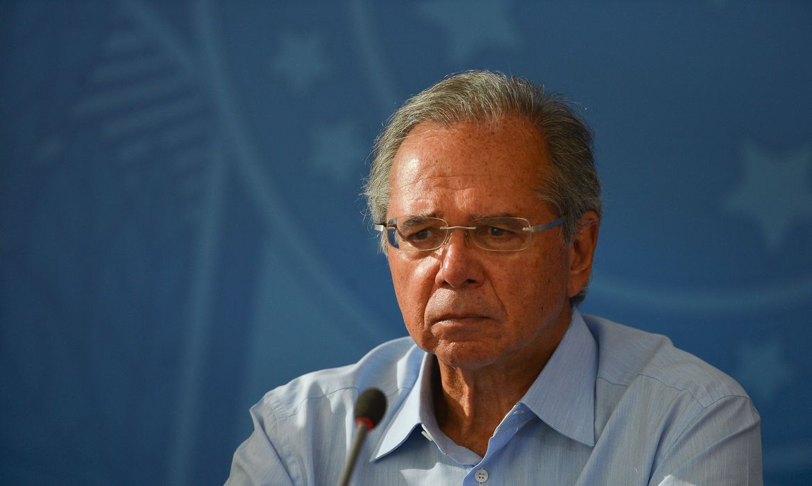 Ministro Paulo Guedes defende vacinação para salvar vidas