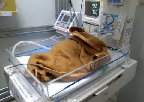 Recém-nascido é achado dentro de caixa de isopor em estrada