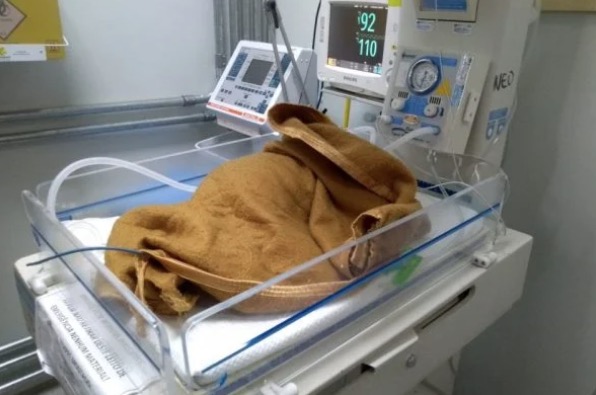 Recém-nascido é achado dentro de caixa de isopor em estrada
