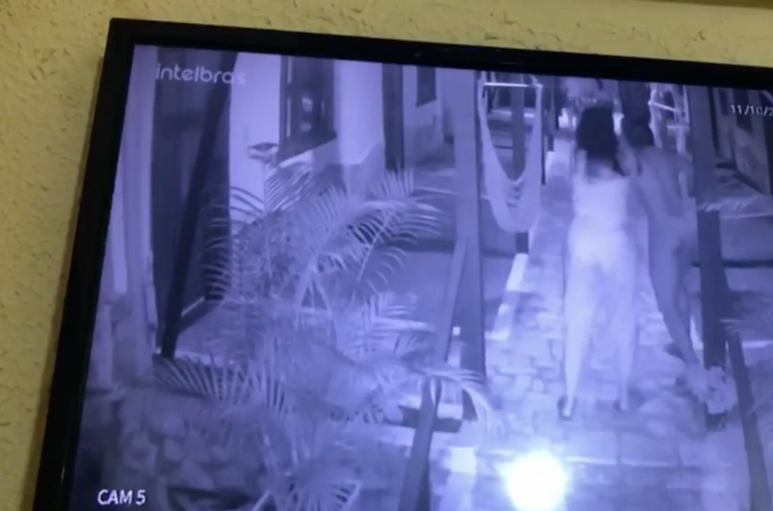Vídeo: policial se recusa a usar máscara e bate em funcionária de hotel
