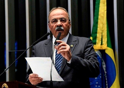 Senador flagrado com dinheiro na cueca pede afastamento do governo 