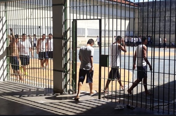 Detentos que têm filhos menores podem ter prisão domiciliar concedida