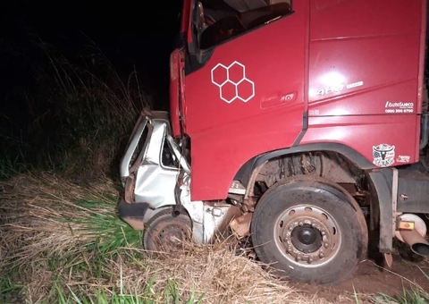 Menino de 14 anos pega carro escondido e morre esmagado por caminhão