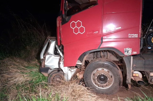 Menino de 14 anos pega carro escondido e morre esmagado por caminhão