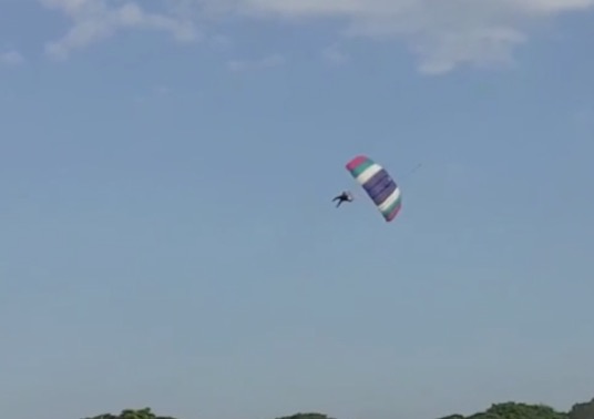Paraquedista de 33 anos morre após cometer erro durante salto 