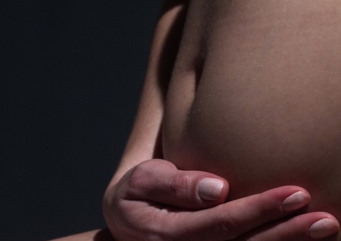 Estuprada por anos, menina de 13 anos engravida e morre de Covid