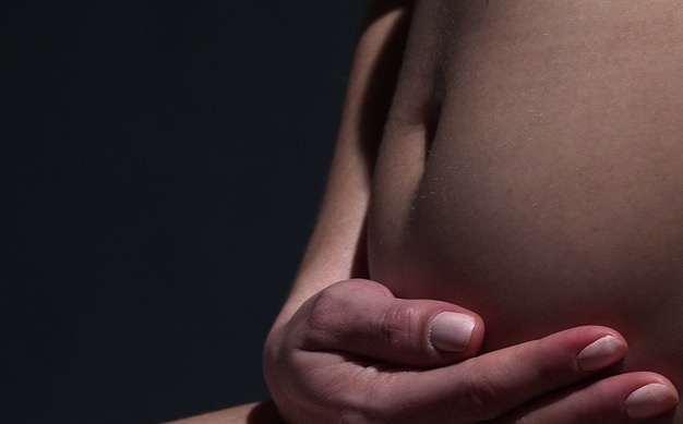 Estuprada por anos, menina de 13 anos engravida e morre de Covid