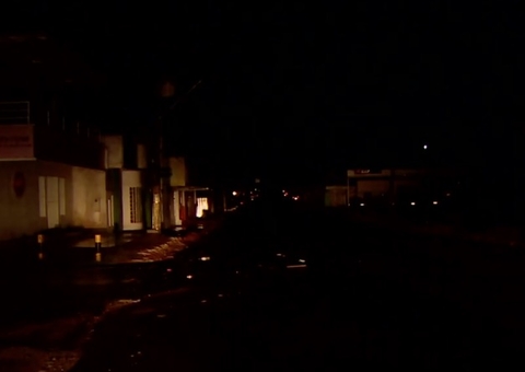 Amapá enfrenta 3º dia de apagão com filas para garantir estoque de água