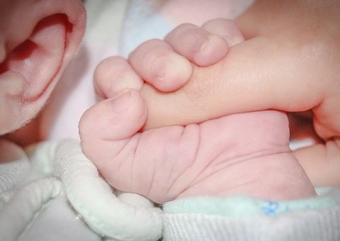 Ferro de passar cai em rosto de recém-nascida e pai acaba preso