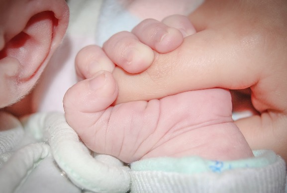 Ferro de passar cai em rosto de recém-nascida e pai acaba preso